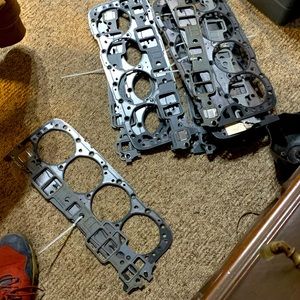 Head gaskets in manifold gasket small block Chevy